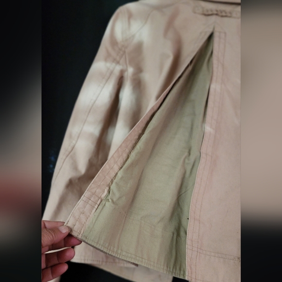 Guess Women's Denim Cropped Style Jacket. Size L Beige in Color Gently Used - Picture 4 of 6